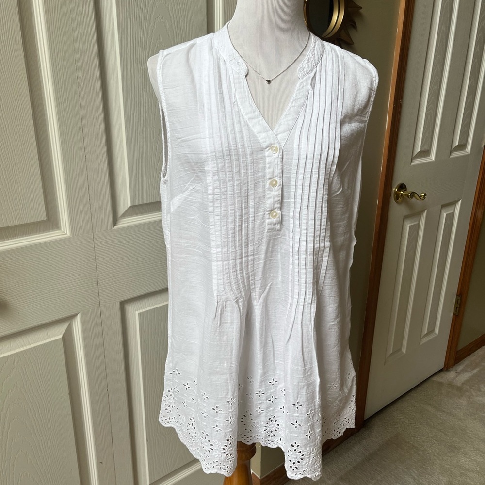 White Sleeveless Blouse with Pleated Mandarin Collar
